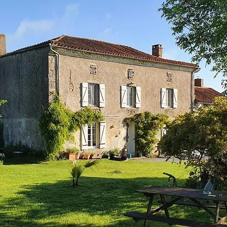 Wisteria House Bed & Breakfast Chanteloup (Deux-Sevres)