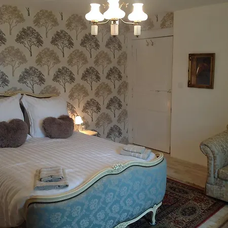 Wisteria House 3*