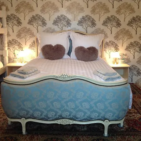 Wisteria House 3*